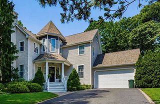 10 Chapel Hill Road, Lake Grove, NY 11755