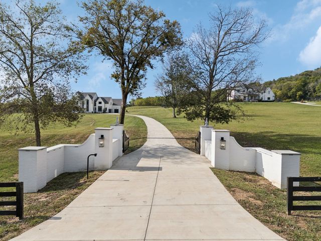 2245 Skinner Rd, Arrington, TN 37014
