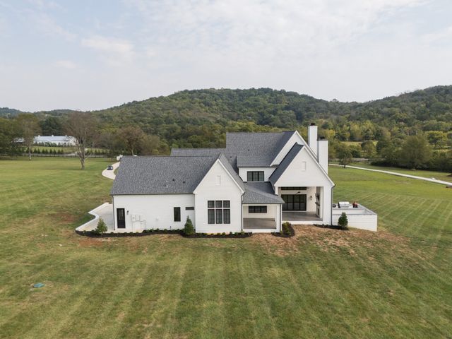 2245 Skinner Rd, Arrington, TN 37014