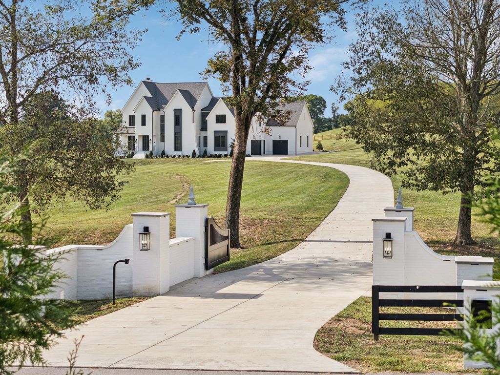 2245 Skinner Rd, Arrington, TN 37014