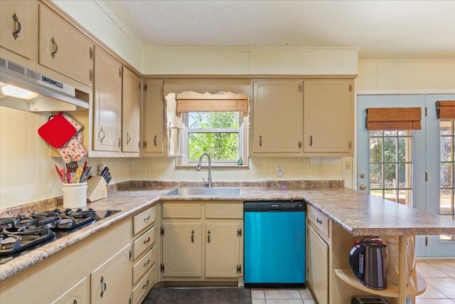 106 S Barbara Street, Lacy Lakeview, TX 76705