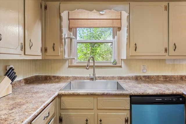 106 S Barbara Street, Lacy Lakeview, TX 76705