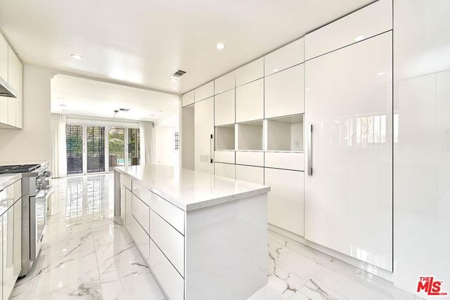 860 S Norton Avenue, Los Angeles, CA 90005