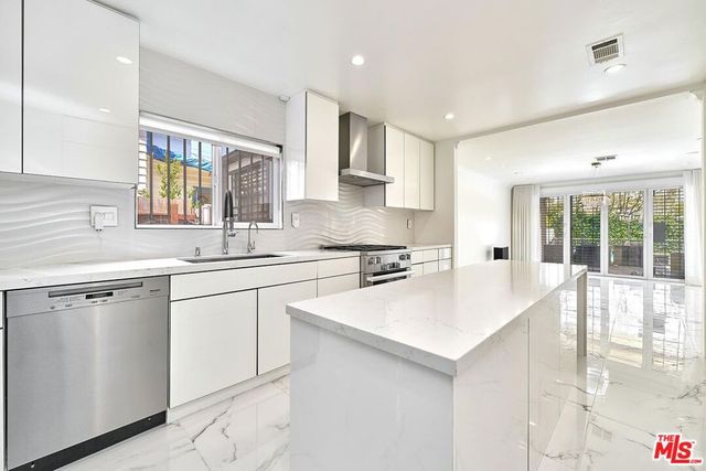 860 S Norton Avenue, Los Angeles, CA 90005