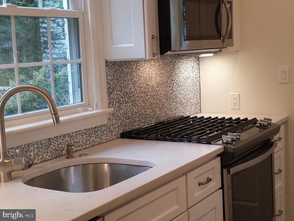 Image 11 of property listing at 21 KENTBURY WAY, Bethesda, MD 20814