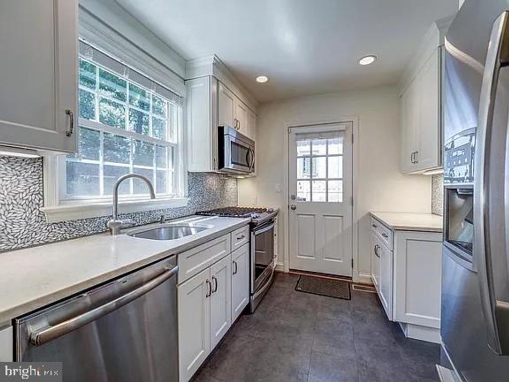 Image 12 of property listing at 21 KENTBURY WAY, Bethesda, MD 20814