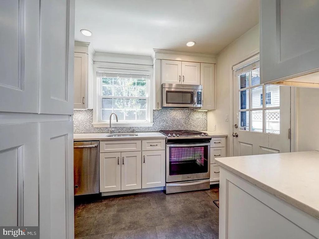 Image 13 of property listing at 21 KENTBURY WAY, Bethesda, MD 20814