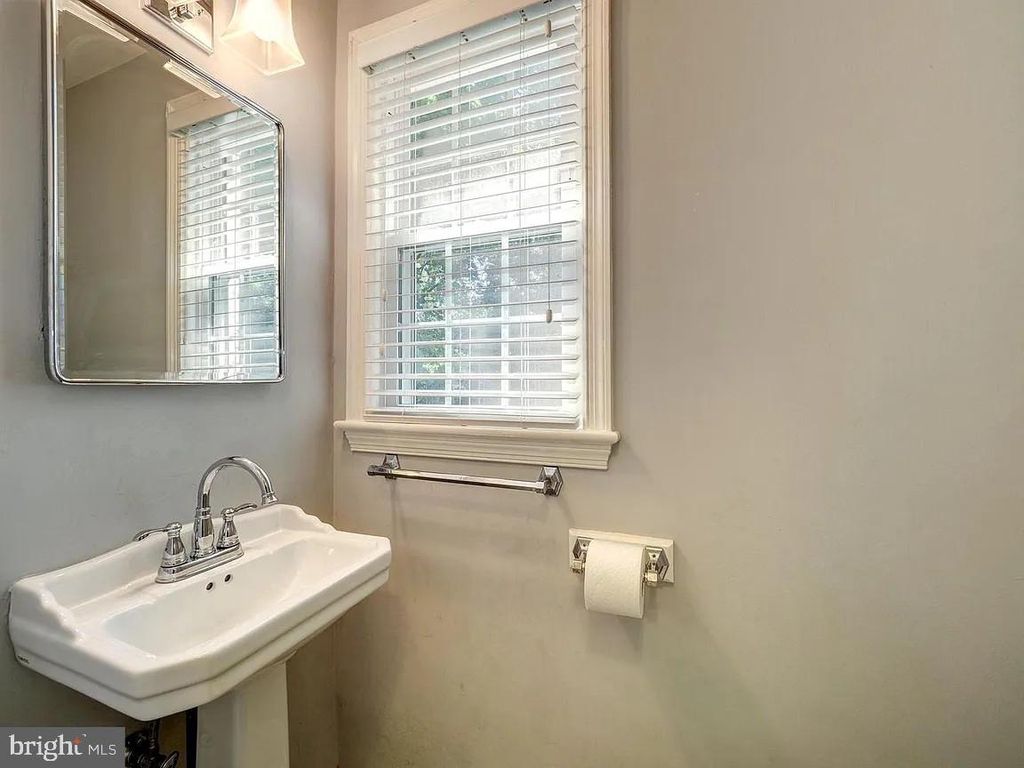 Image 15 of property listing at 21 KENTBURY WAY, Bethesda, MD 20814