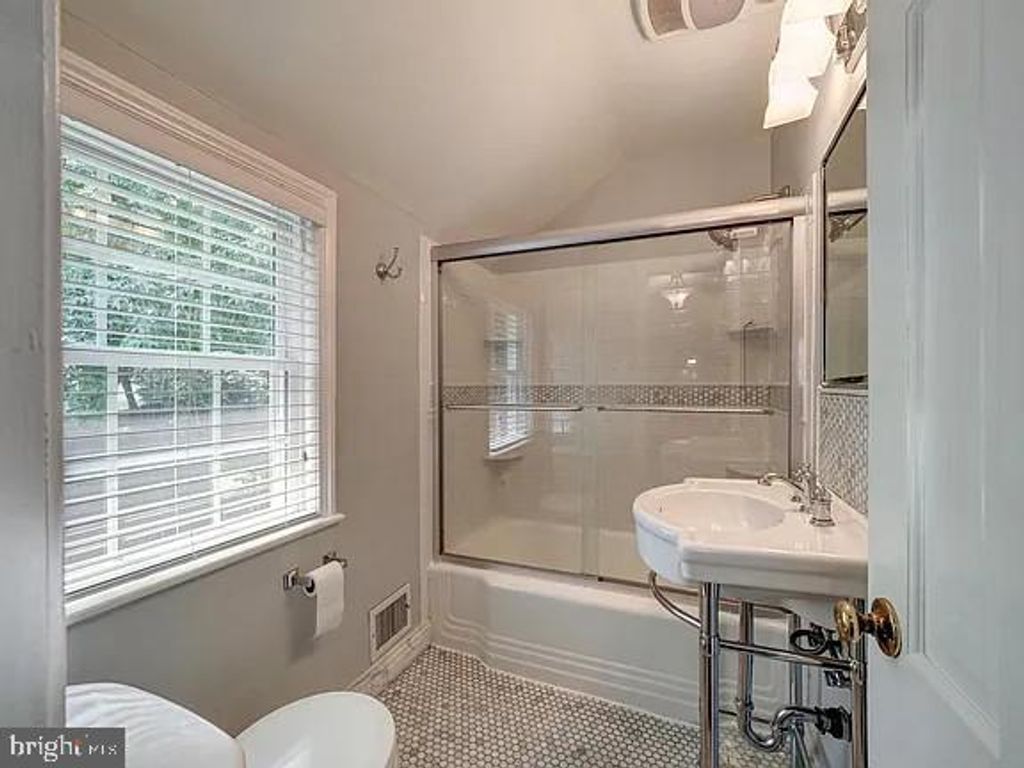 Image 18 of property listing at 21 KENTBURY WAY, Bethesda, MD 20814