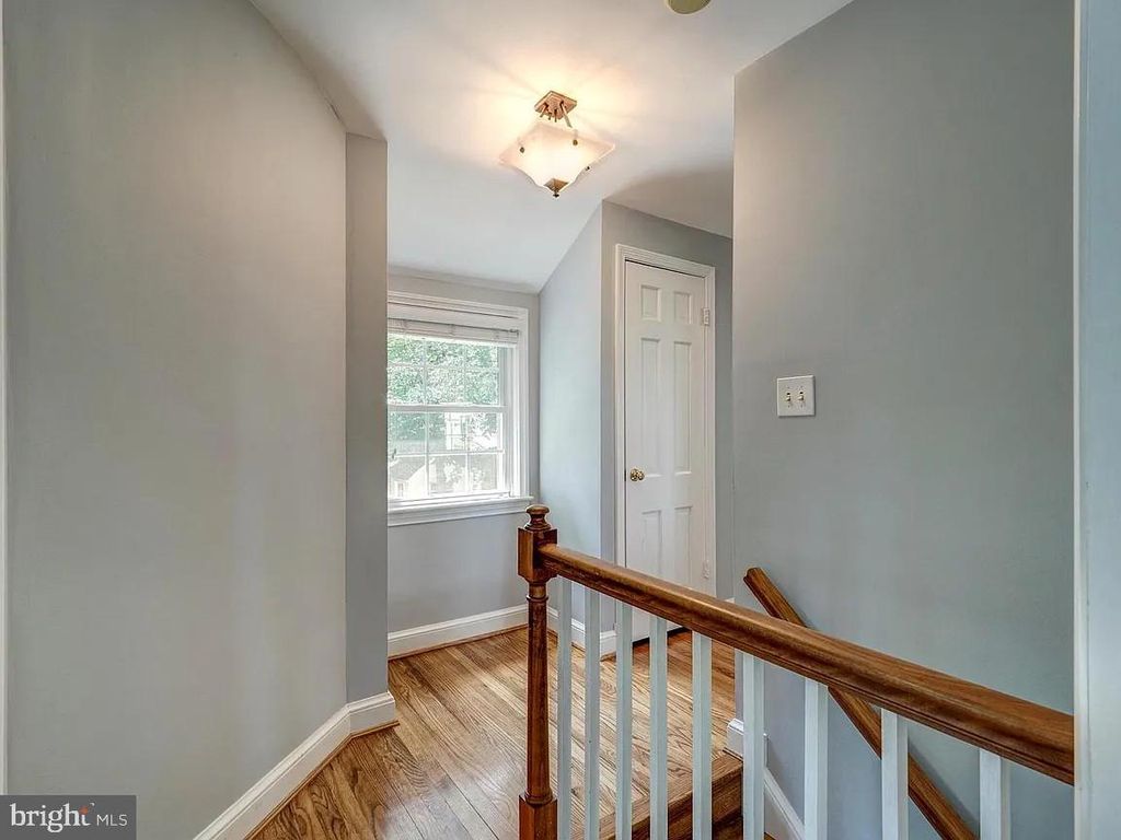 Image 20 of property listing at 21 KENTBURY WAY, Bethesda, MD 20814