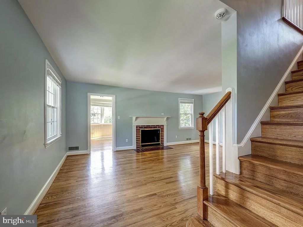 Image 5 of property listing at 21 KENTBURY WAY, Bethesda, MD 20814