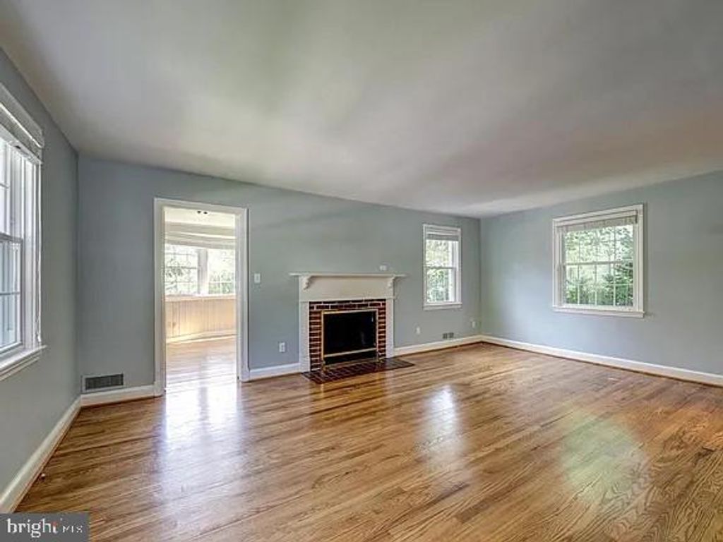 Image 6 of property listing at 21 KENTBURY WAY, Bethesda, MD 20814