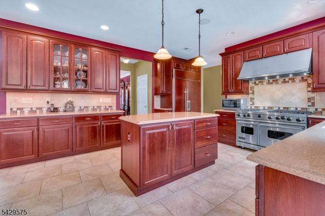 23 Yellowstone Dr, Old Bridge Twp., NJ 08857