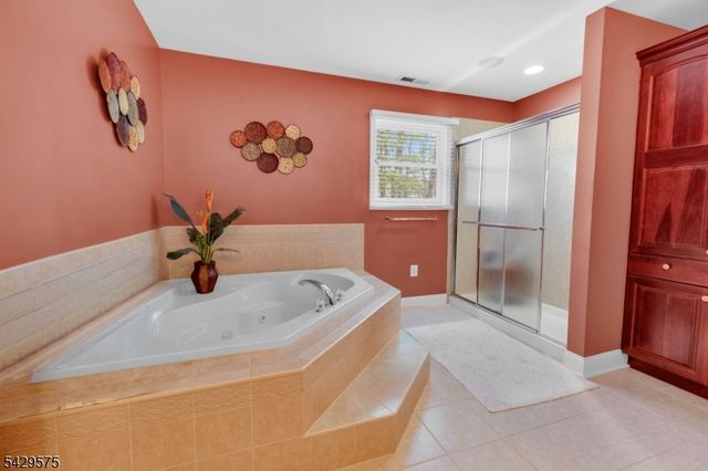 23 Yellowstone Dr, Old Bridge Twp., NJ 08857