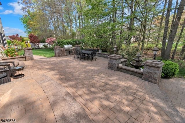 23 Yellowstone Dr, Old Bridge Twp., NJ 08857