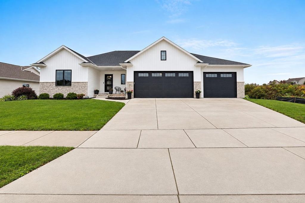 928 MENDOTA DRIVE, Green Bay, WI 54311