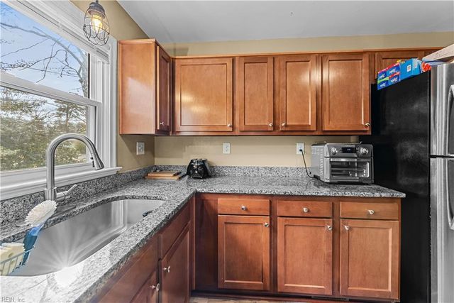 8 Gay DR, Newport News, VA 23606