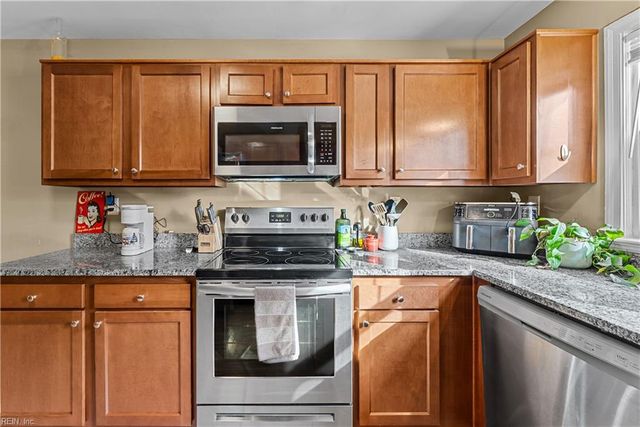 8 Gay DR, Newport News, VA 23606