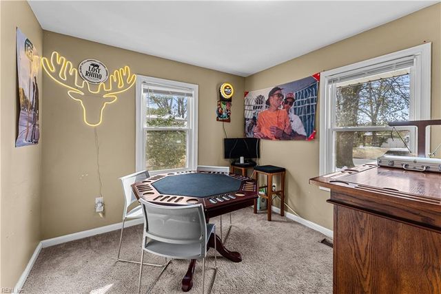 8 Gay DR, Newport News, VA 23606