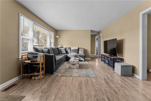 8 Gay DR, Newport News, VA 23606