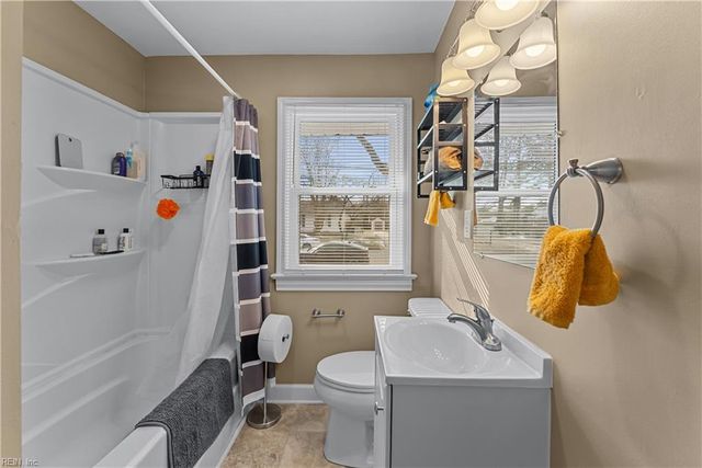 8 Gay DR, Newport News, VA 23606