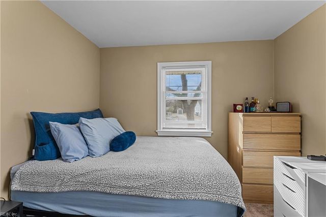 8 Gay DR, Newport News, VA 23606