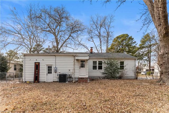 8 Gay DR, Newport News, VA 23606