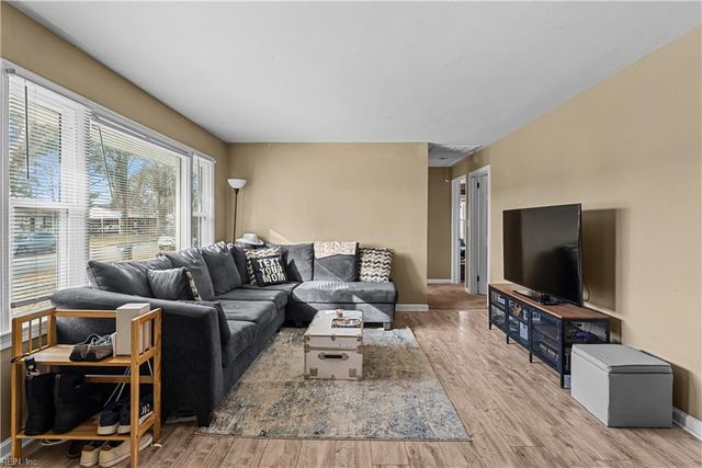 8 Gay DR, Newport News, VA 23606