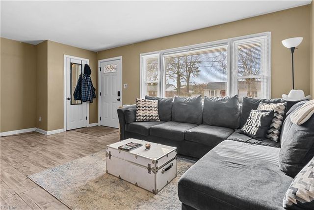 8 Gay DR, Newport News, VA 23606