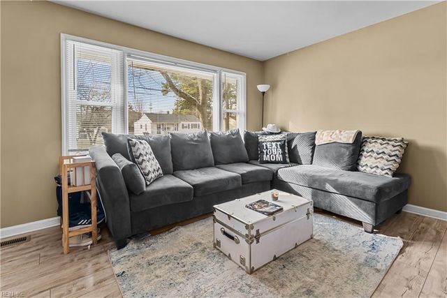 8 Gay DR, Newport News, VA 23606