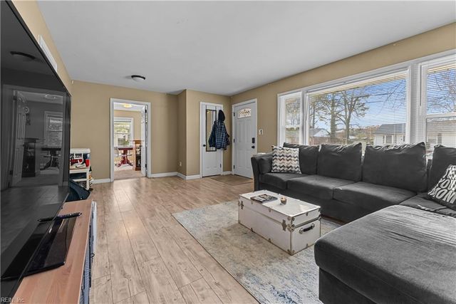 8 Gay DR, Newport News, VA 23606