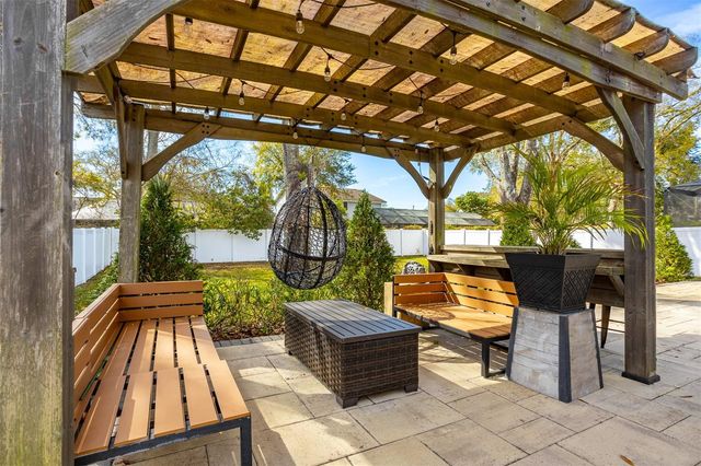 4914 LAKESHORE OAKS COURT, Tampa, FL 33624