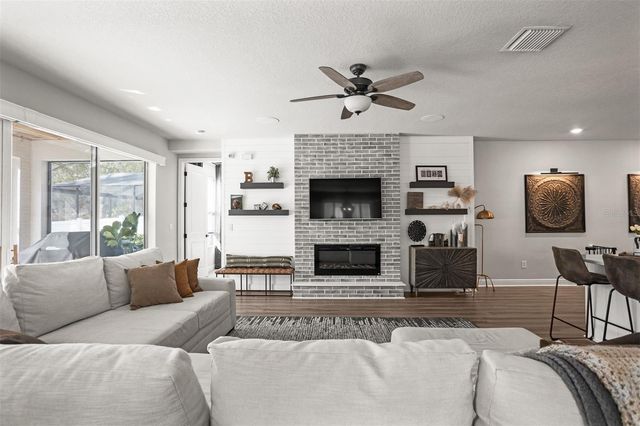 4914 LAKESHORE OAKS COURT, Tampa, FL 33624