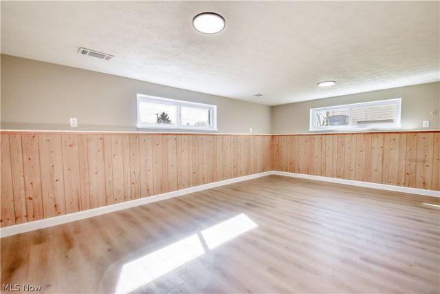 447 Saint Lawrence Boulevard, Eastlake, OH 44095