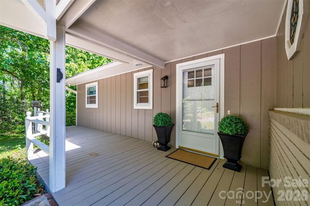 69 Milburn Lane, Hendersonville, NC 28792