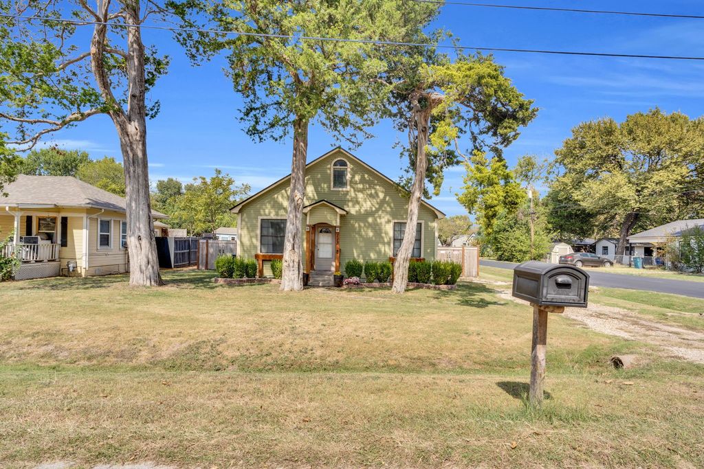 113 E Criddle Street, Waxahachie, TX 75165