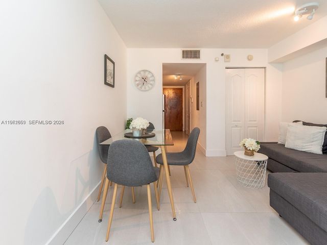 1200 Brickell Bay Dr 3210, Miami, FL 33131