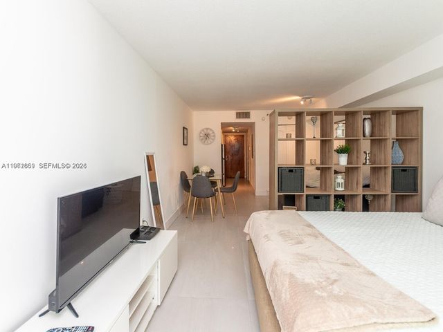 1200 Brickell Bay Dr 3210, Miami, FL 33131