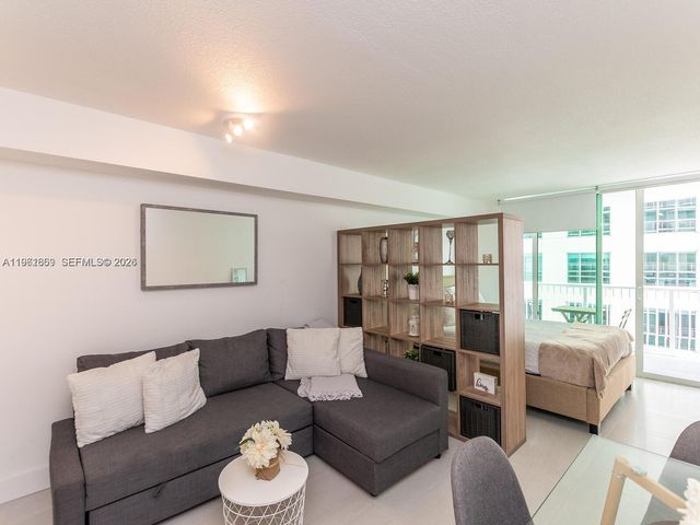 1200 Brickell Bay Dr 3210, Miami, FL 33131