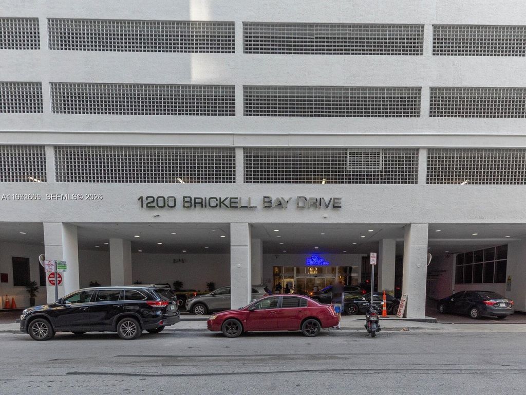 1200 Brickell Bay Dr 3210, Miami, FL 33131