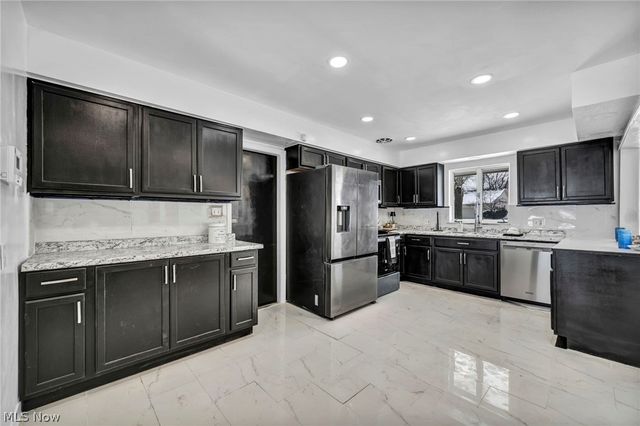 1081 Carver Road, Cleveland Heights, OH 44112