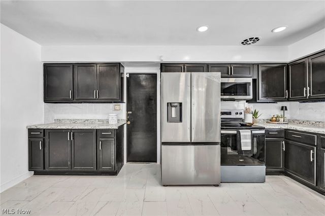 1081 Carver Road, Cleveland Heights, OH 44112