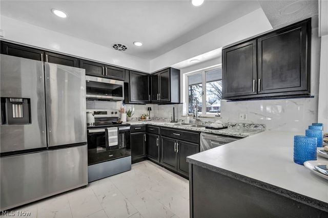 1081 Carver Road, Cleveland Heights, OH 44112