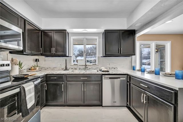 1081 Carver Road, Cleveland Heights, OH 44112