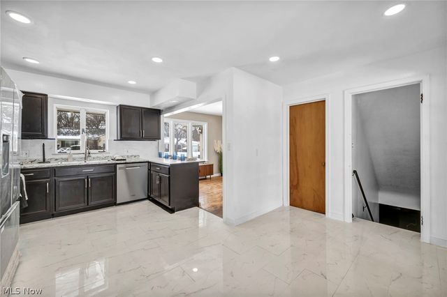 1081 Carver Road, Cleveland Heights, OH 44112