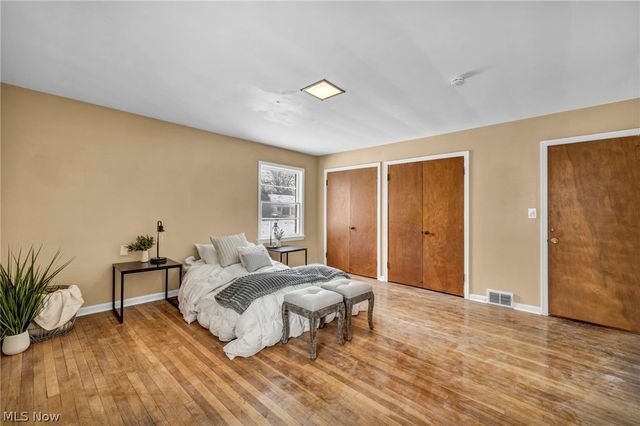 1081 Carver Road, Cleveland Heights, OH 44112