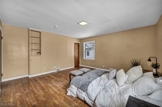 1081 Carver Road, Cleveland Heights, OH 44112