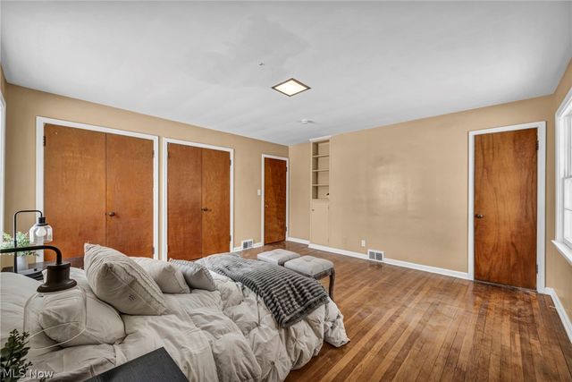 1081 Carver Road, Cleveland Heights, OH 44112