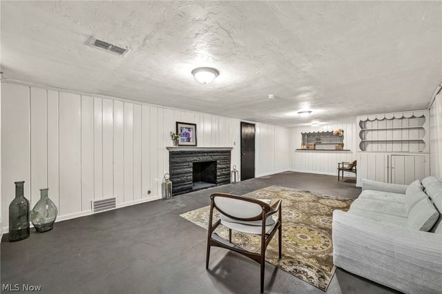 1081 Carver Road, Cleveland Heights, OH 44112