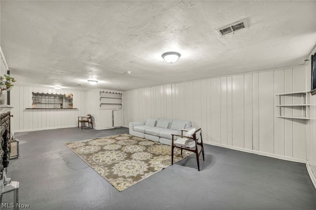 1081 Carver Road, Cleveland Heights, OH 44112